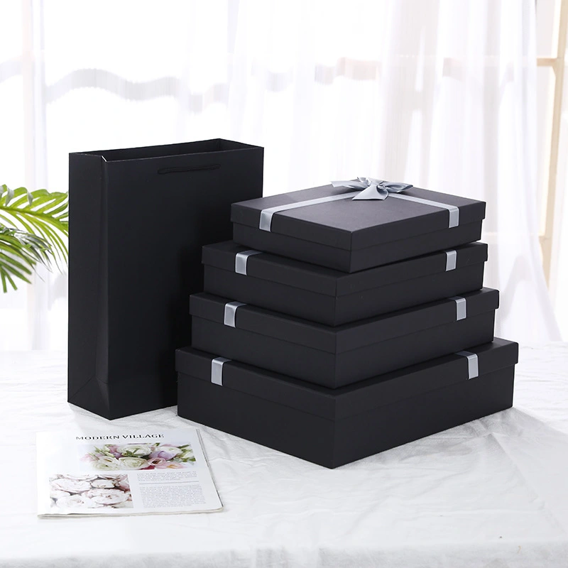 Caixa de presente retangular preta com tampa